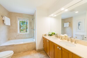 Combined shower/bathtub, hair dryer, towels, soap - Villa 601 | 1 BR Stylish Condo On Grace Bay Beach (Providenciales)