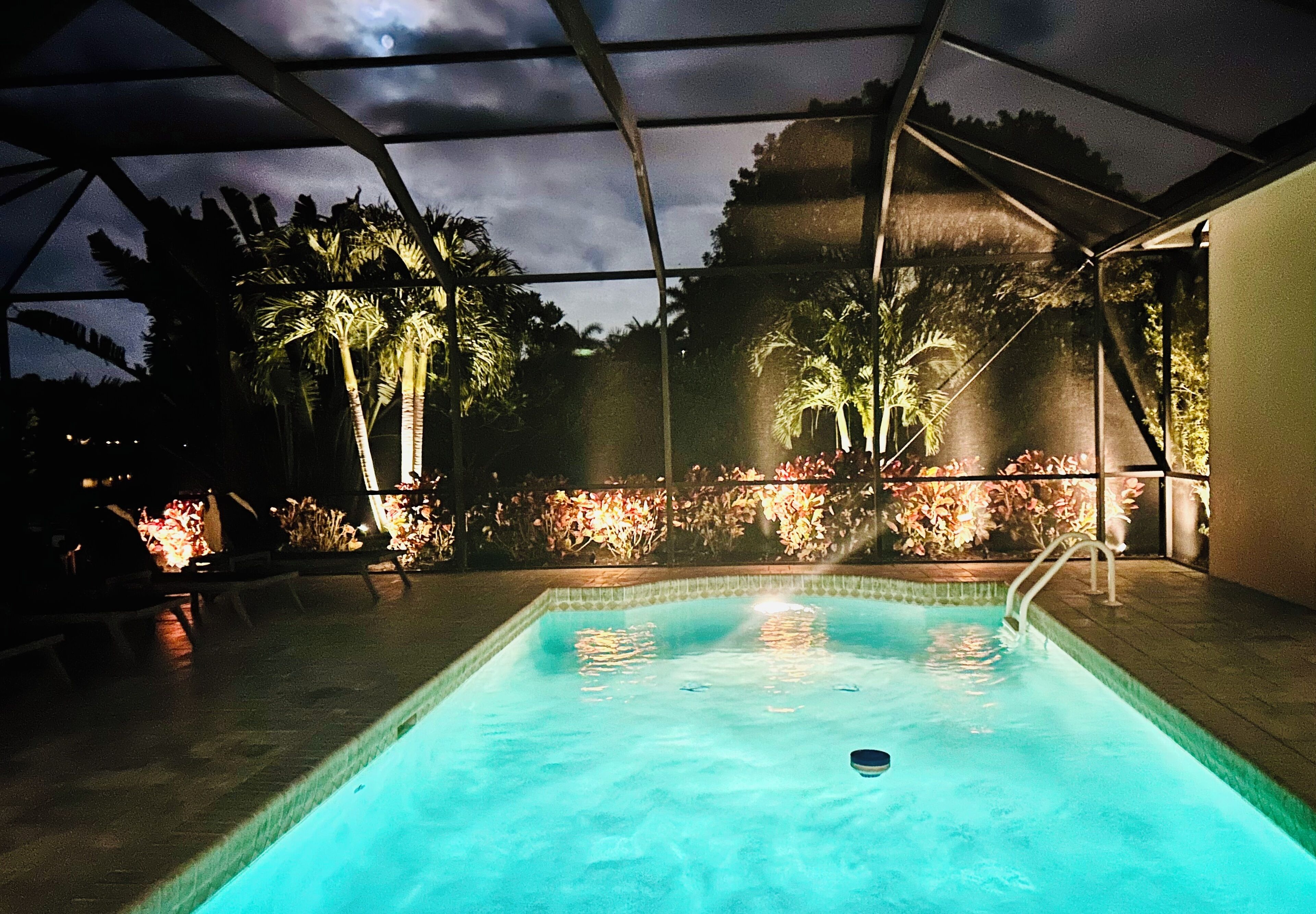 Utomhuspool och uppvärmd pool