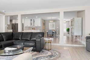 Smart TV, libros y estéreo 