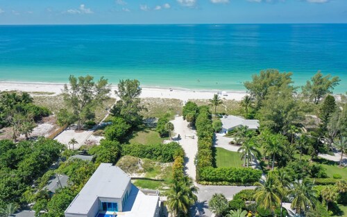 Beach Bungalow: Best Canal, Dock, Beach, Pool, Pet Friendly. Renovated in 2025