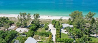 Beach Bungalow: Best Canal, Dock, Beach, Pool, Pet Friendly. Renovated in 2025