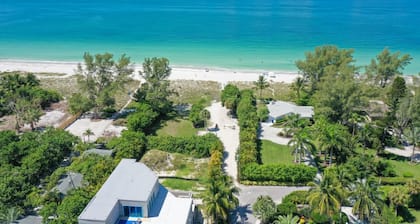Beach Bungalow: Best Canal, Dock, Beach, Pool, Pet Friendly. Renovated in 2025
