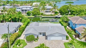 Un quartier résidentiel comprenant des maisons, un port de plaisance et une étendue d’eau.