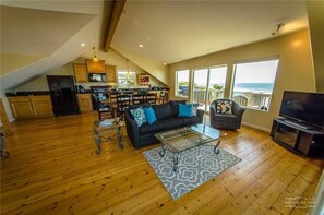 House, Multiple Beds (Cloud Nine) | Living room | Stereo - Cloud Nine (Depoe Bay)