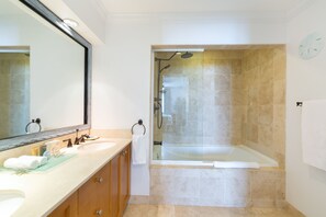 Een douche, een haardroger, handdoeken, zeep