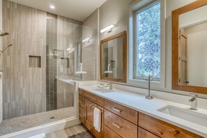 Ferienhaus, Mehrere Betten (Pine Post Lodge) | Badezimmer