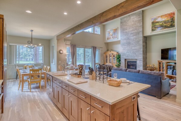 House, Multiple Beds (Pine Post Lodge) | Private kitchen - Pine Post Lodge (Bend)