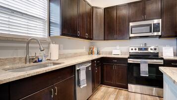 雪櫃、微波爐、焗爐、爐具