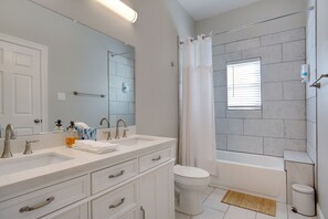 Bañera con ducha, secador de pelo, toallas, jabón