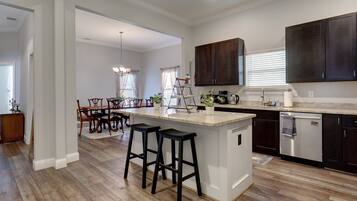 雪櫃、微波爐、焗爐、爐具