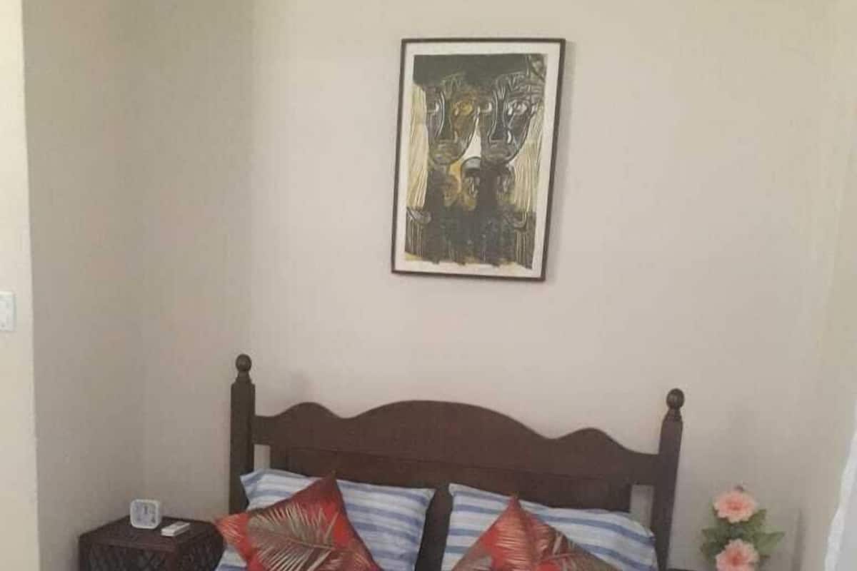 Tabla de planchar con plancha, wifi gratis y ropa de cama