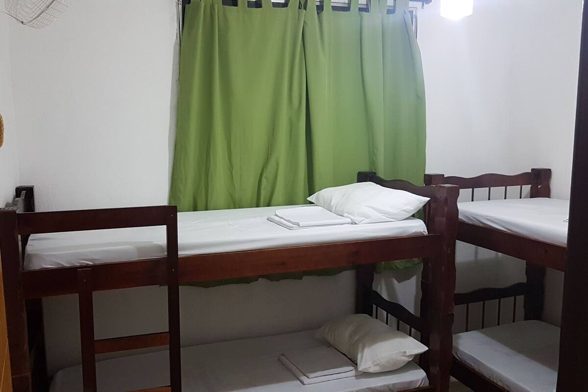 Tabla de planchar con plancha, wifi gratis y ropa de cama