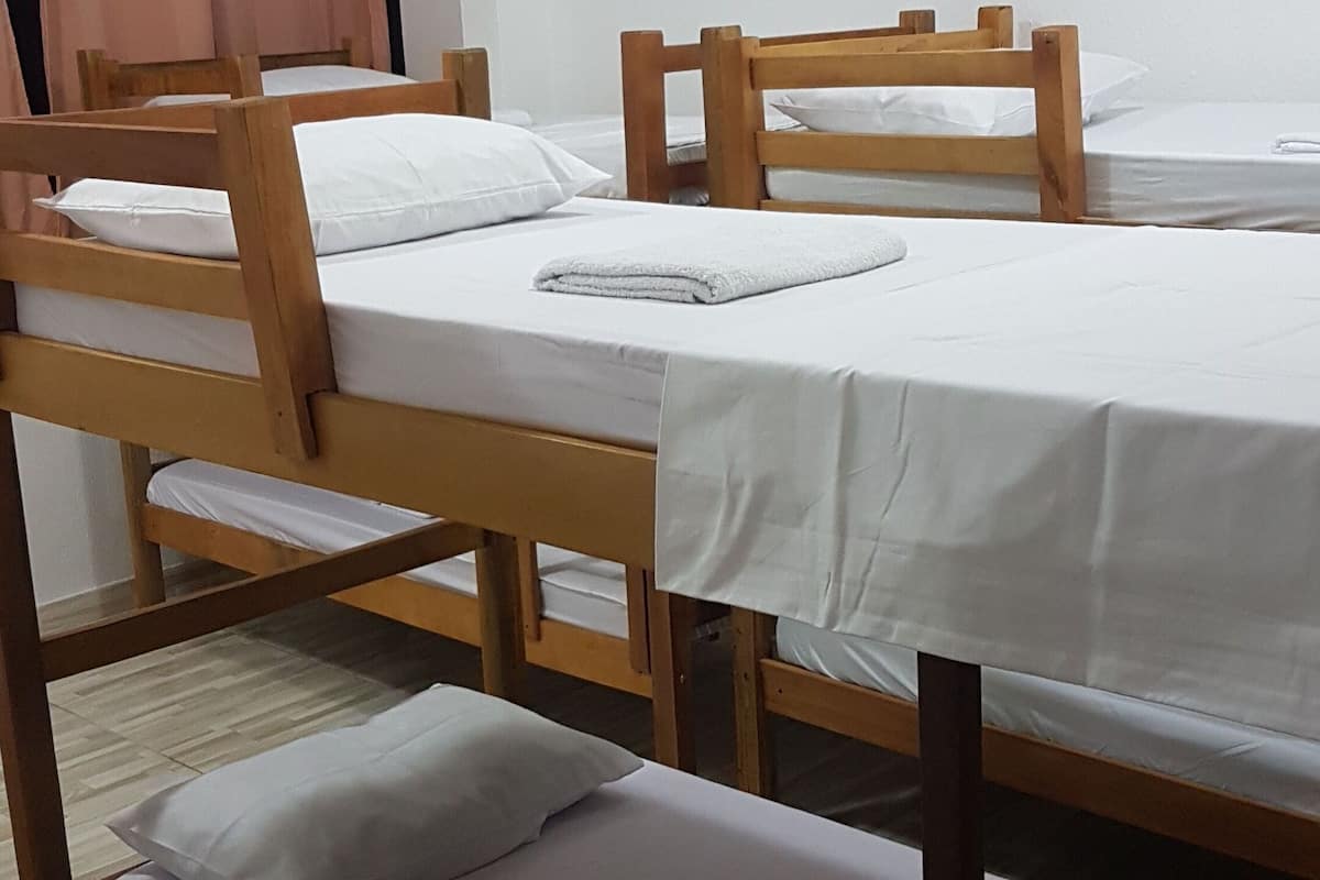 Tabla de planchar con plancha, wifi gratis y ropa de cama