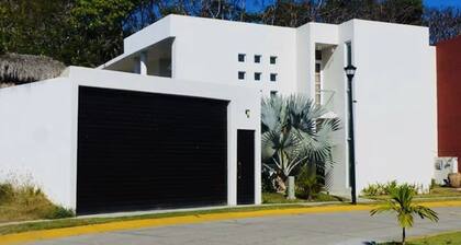 Casa con alberca privada y palapa a solo 6 min de la playa