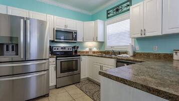 冰箱、微波炉、烤箱、炉灶