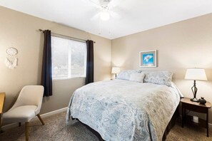 2 chambres, bureau, fer et planche à repasser, lit parapluie