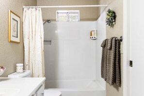 Badewanne, Haartrockner, Handtücher, Shampoo