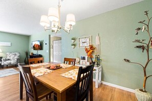 Dining - Quiet Private Yard Dog Friendly Wine Tasting (Cottonwood)