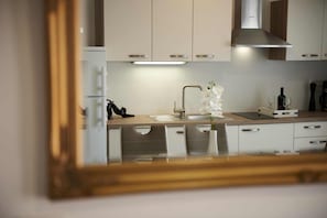 Refrigerador, microondas, placa de cocina, lavavajillas