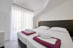 3 bedrooms, iron/ironing board, free WiFi, bed sheets