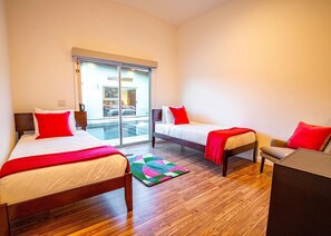 3 chambres, fer et planche à repasser, Wi-Fi, draps fournis