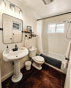 Combined shower/tub, jetted tub, hair dryer, towels