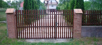 2 bed / 1 bath family home, less than 5km from downtown Tatabanya