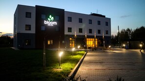 施設の正面 (日没後)