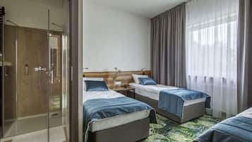 Triple Room | Desk, laptop workspace, soundproofing, free WiFi