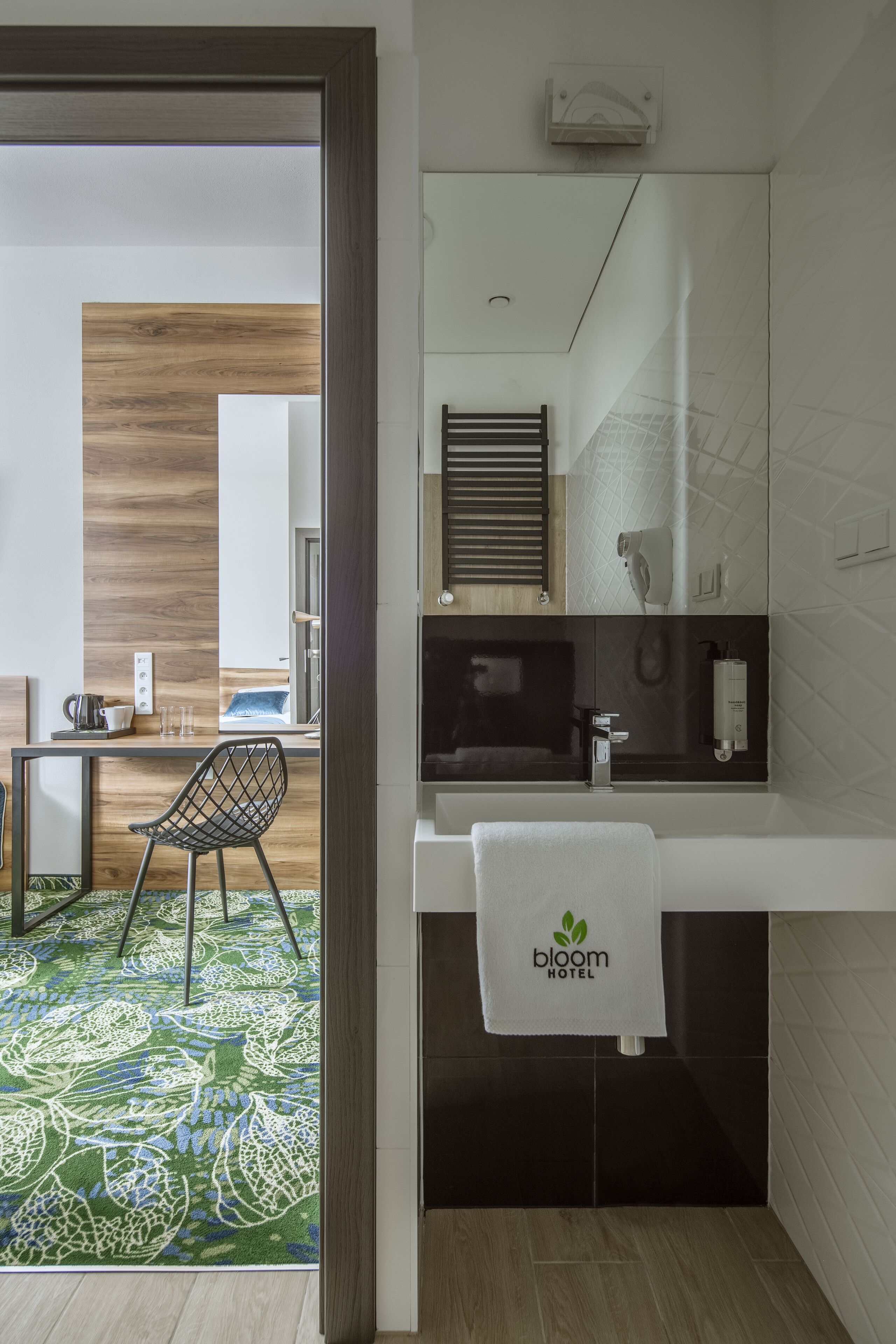 Shower, rainfall showerhead, free toiletries, hair dryer