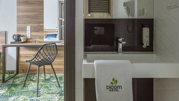 Shower, rainfall showerhead, free toiletries, hair dryer