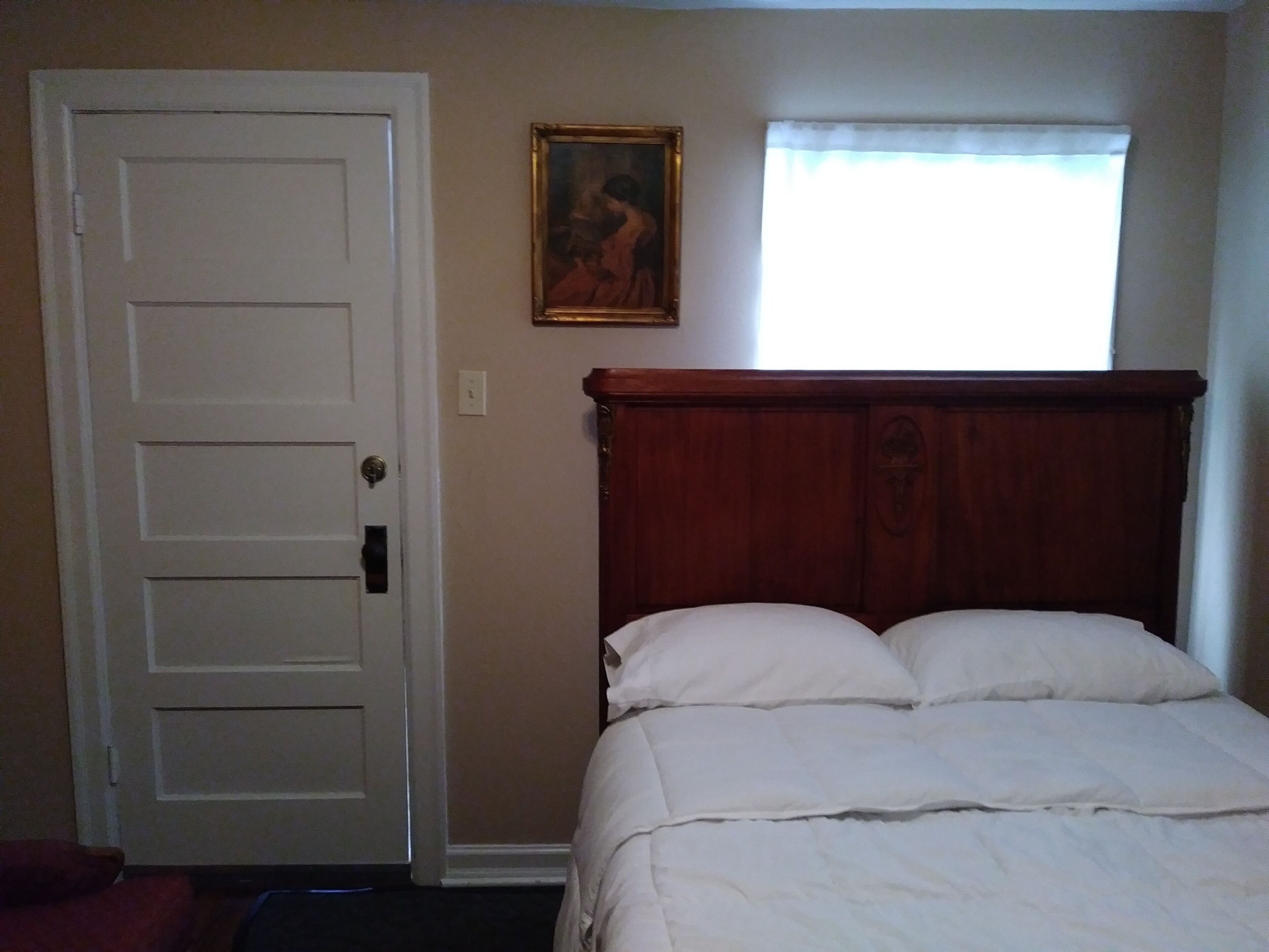 1 soverom, skrivebord, strykejern/-brett og wi-fi (inkludert)