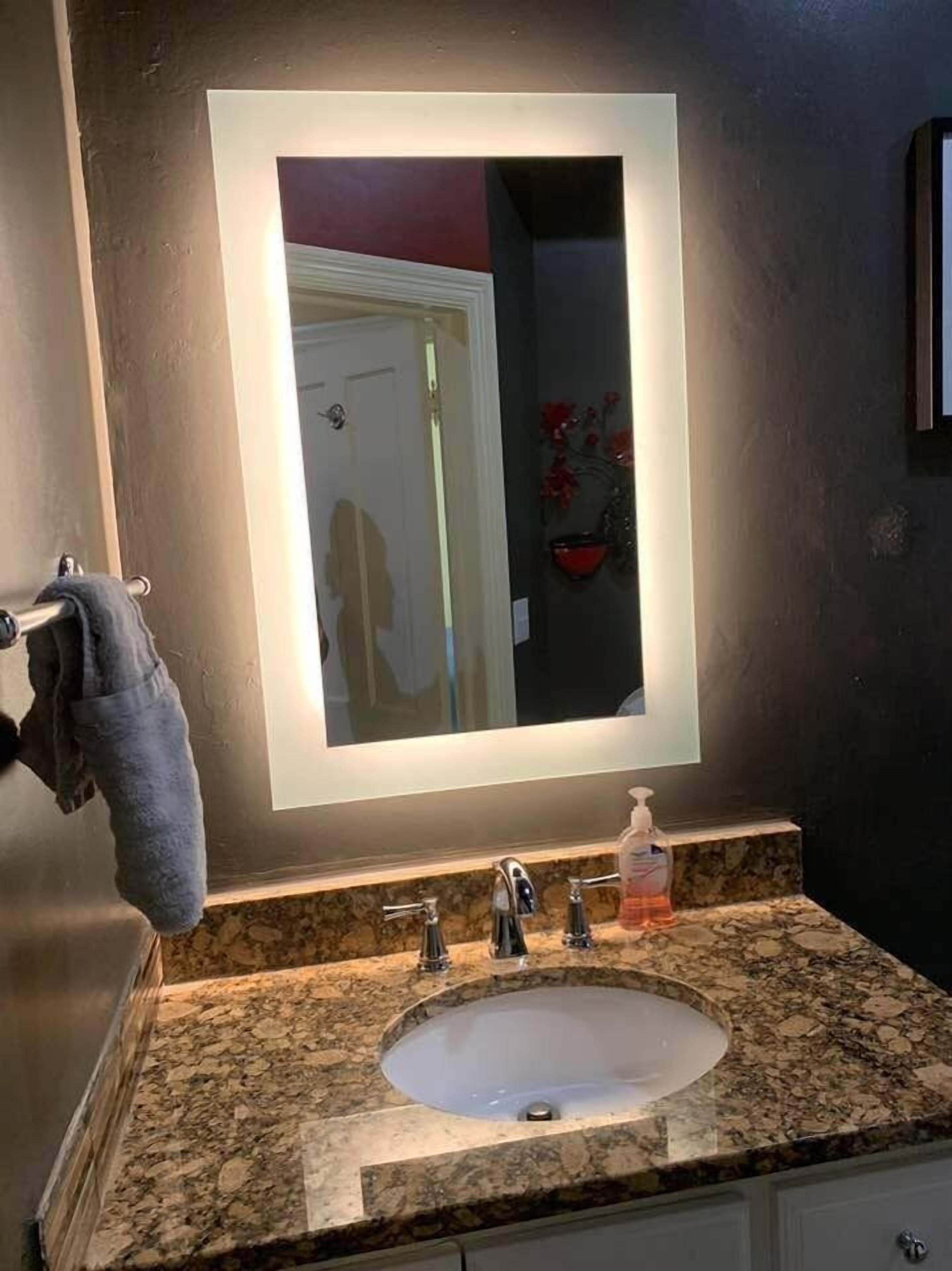 Een badkamer met een granieten aanrechtblad, een witte wasbak, een spiegel met verlichting en een handdoekhouder.