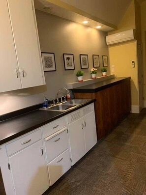 Réfrigérateur, micro-ondes, cafetière/bouilloire