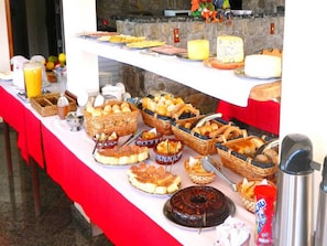 Free daily buffet breakfast - Pousada Bela Mauá (Itatiaia)
