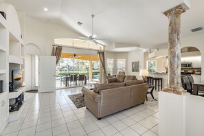 Fernseher, DVD-Player, Stereoanlage