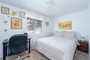 3 Schlafzimmer, Schreibtisch, Bügeleisen/Bügelbrett, Reisekinderbett