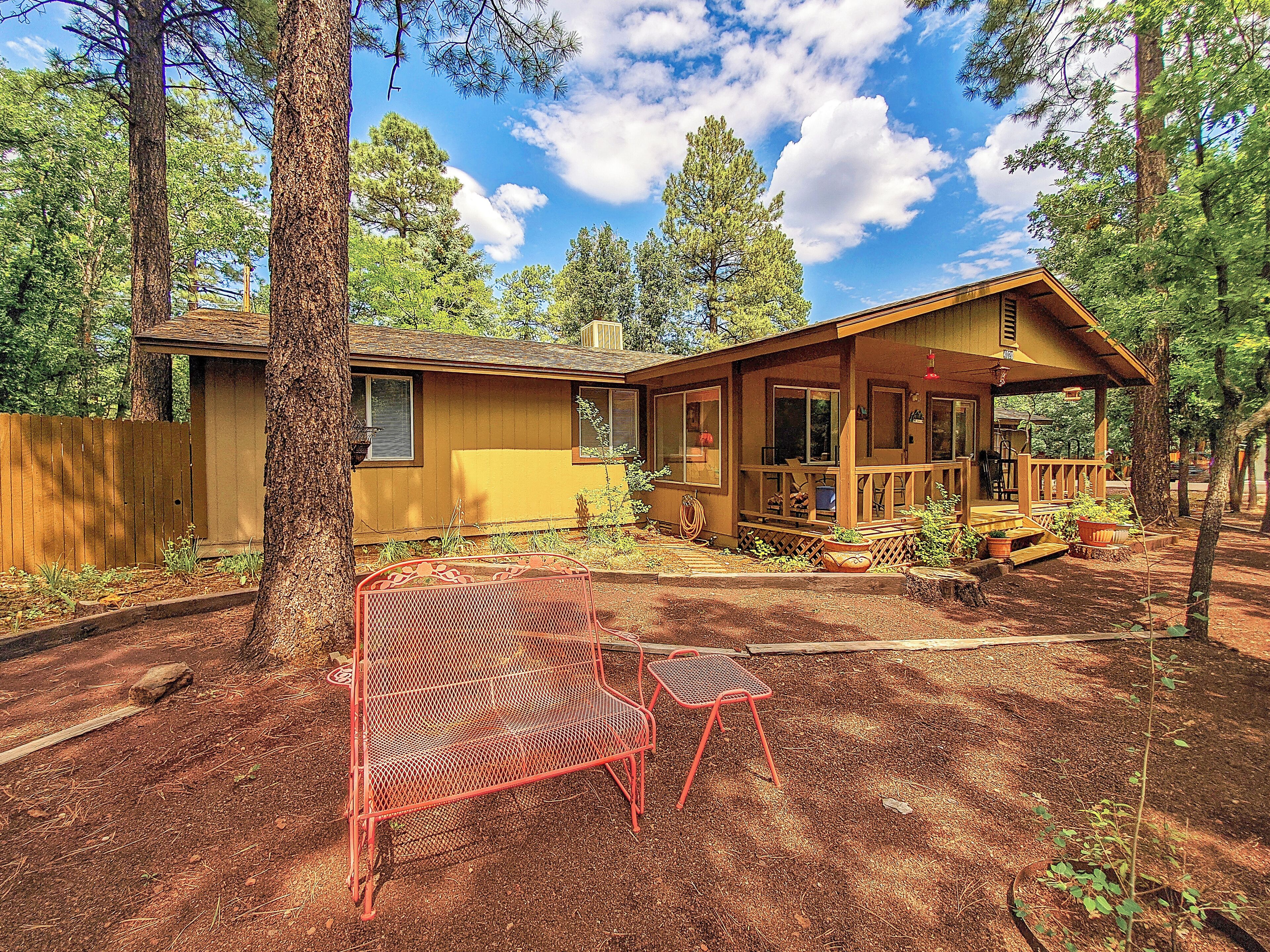 The Autumn House - 3BR/2BA Vintage-Style Retreat in PCC w/Hot Tub & Garden