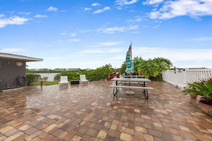 Enjoy outdoor dining amidst lush greenery and a serene atmosphere.