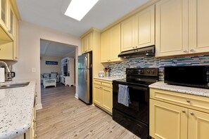 Réfrigérateur, four à micro-ondes, un four, surface de cuisson