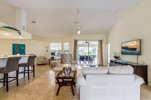 TV, DVD player, books, stereo - Sea-cluded Paradise - Gulf access, Heated Pool, & stunning Sun Deck - Villa Starfish - Roelens (Cape Coral)