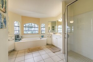 Badewanne, Haartrockner, Handtücher