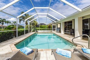 A heated pool, pool loungers - Sea-cluded Paradise - Gulf access, Heated Pool, & stunning Sun Deck - Villa Starfish - Roelens (Cape Coral)