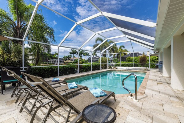 Piscine chauffée, chaises longues