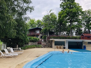 Alberca al aire libre y alberca climatizada