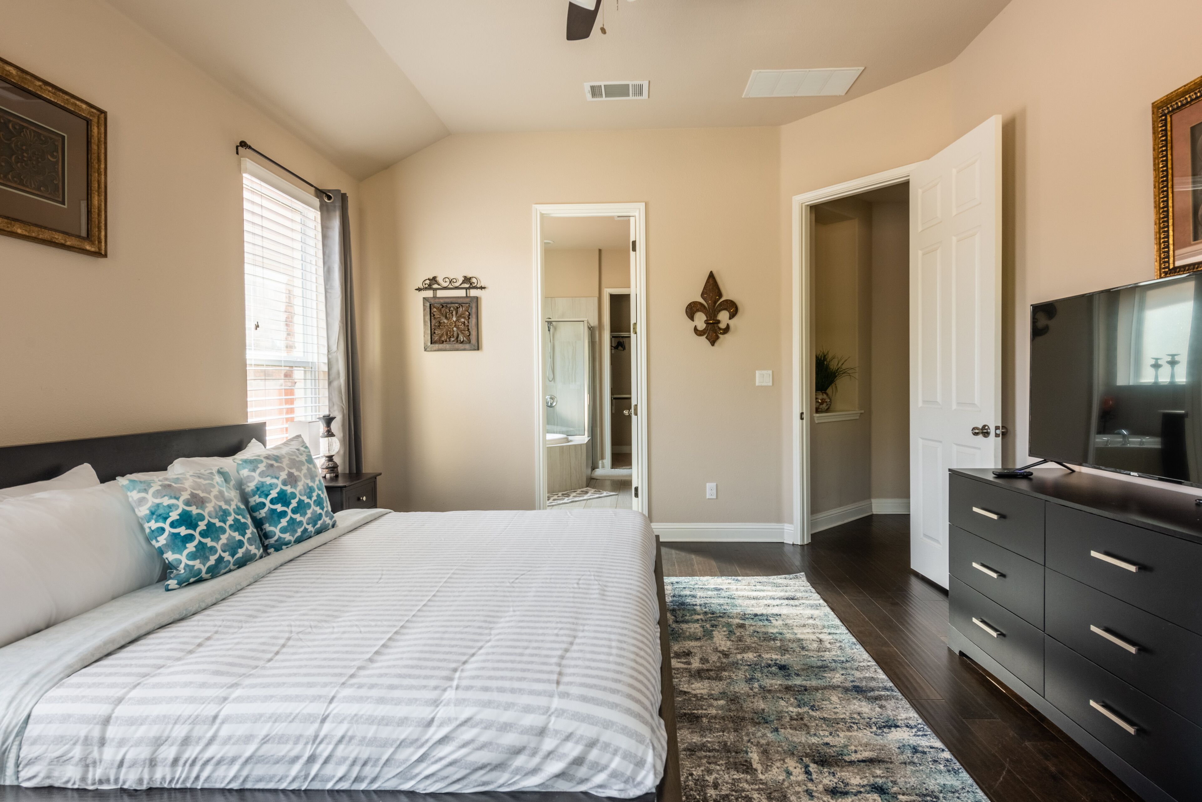 4 chambres, fer et planche à repasser, lit parapluie, Wi-Fi gratuit