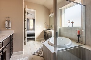 Bañera con ducha, bañera de hidromasaje, secador de pelo, toallas