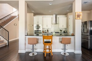 Fridge, microwave, oven, stovetop - Space For Everyone In Family Friendly Neighborhood (Round Rock)