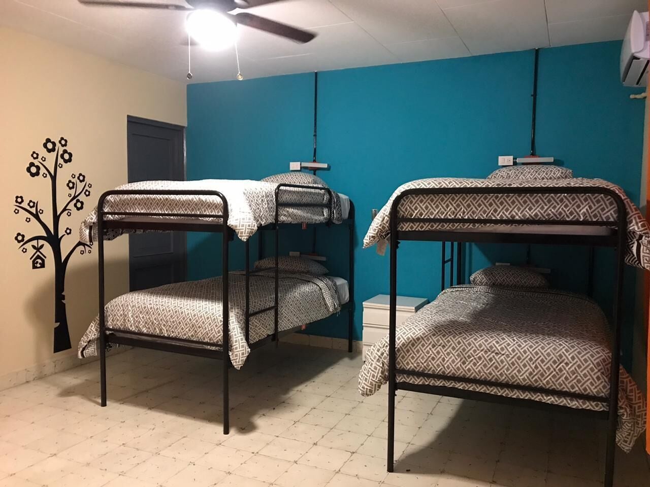 トリプルルーム | 低刺激性寝具、セレクト コンフォート製ベッド、WiFi (無料)、ベッドシーツ