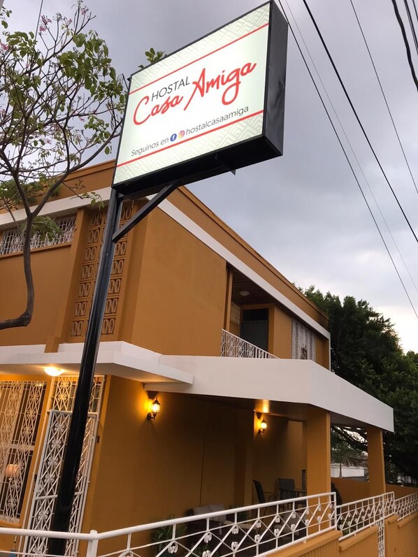 Une enseigne d’hôtel portant le nom « Casa Amiga » et l’adresse d’un site web.